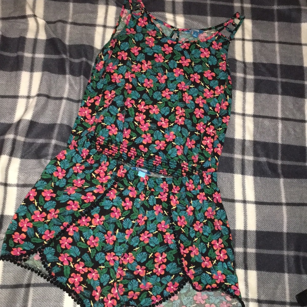 Size small top, size medium bottoms.